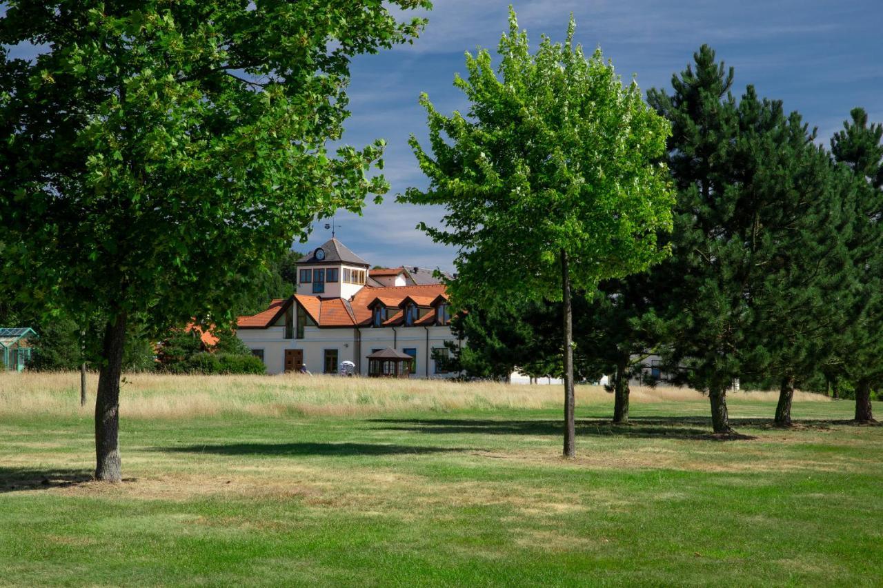 Darovansky Dvur - Wellness & Golf Hotel Břasy Exterior foto